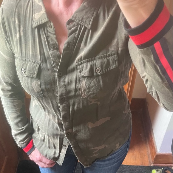 Daytrip Camouflage button down top. -Medium - Picture 7 of 8
